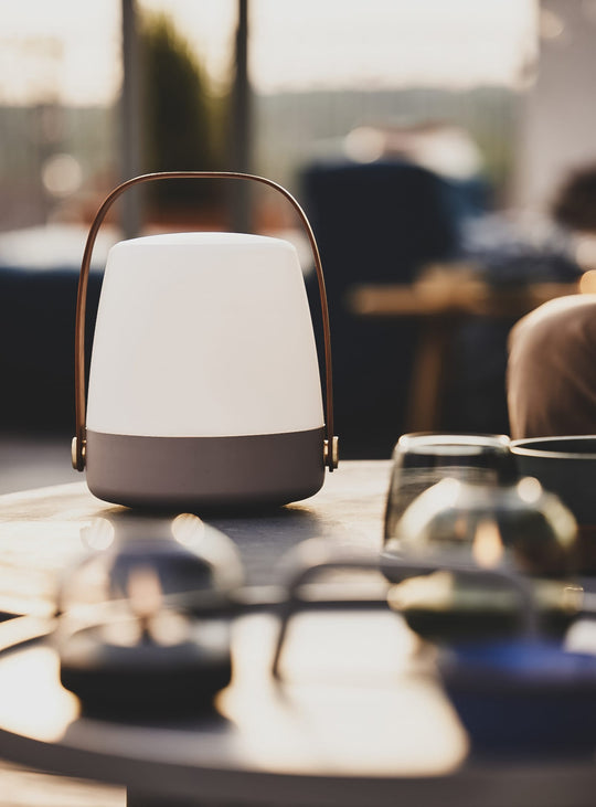 Découvrez la Lite-up de Kooduu : une lampe élégante et portable, idéale pour illuminer votre salon, chambre ou terrasse.