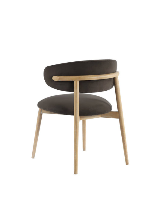 Profitez d’un confort exceptionnel avec la chaise Milo : assise en tissu, design ergonomique et structure robuste en bois. Charbon.