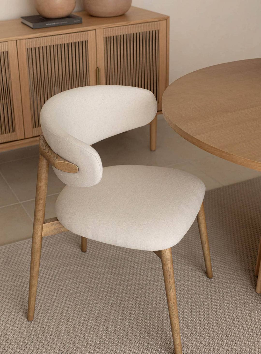 La chaise à dîner Milo allie solidité, élégance et confort avec son assise en tissu et son dossier ergonomique.