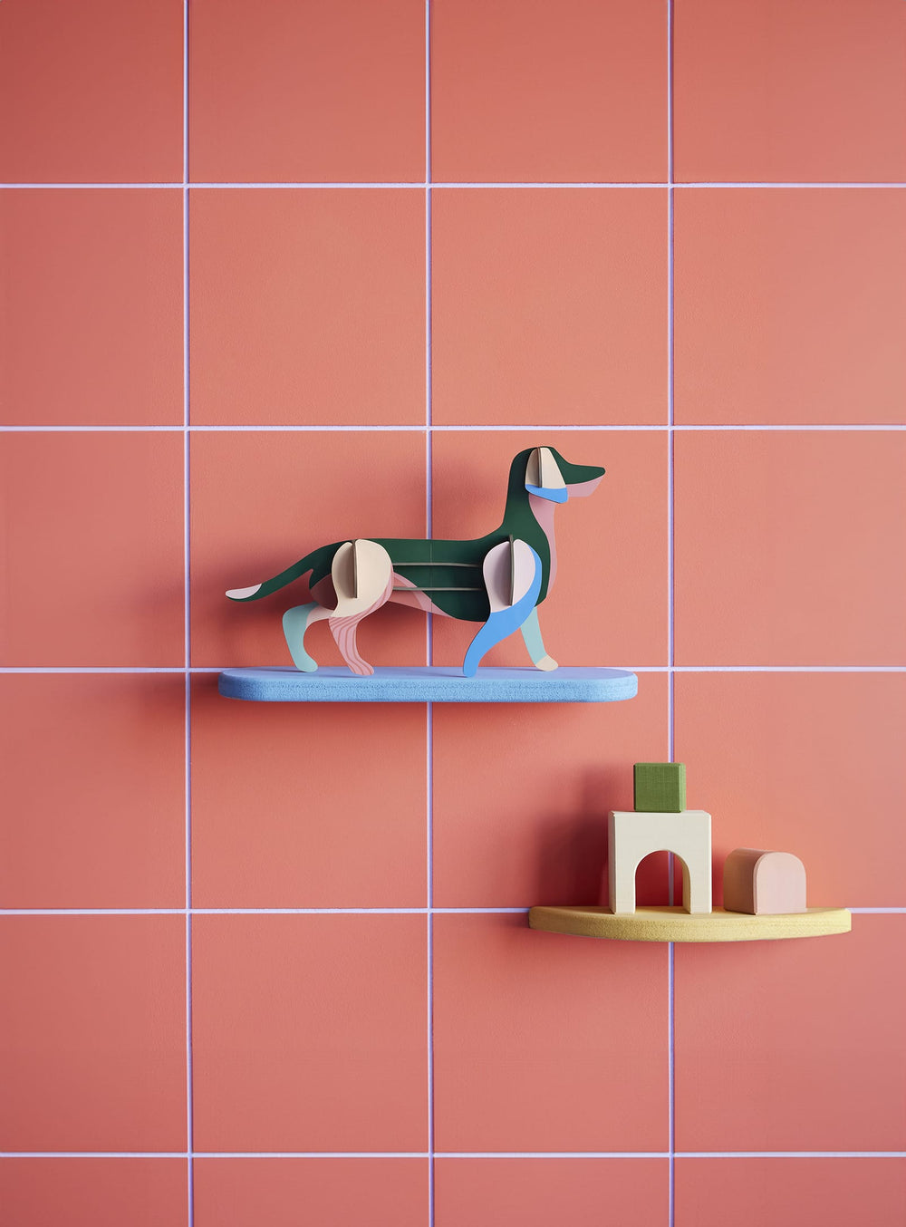 Ajoutez Mister Oscar de Studio Roof à votre décor : un ornement 3D en carton recyclé, parfait pour les amoureux des animaux.