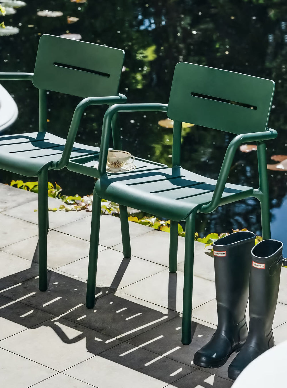 Chaise OUTO de TOOU : un siège imperméable, ergonomique et léger, parfait pour profiter du soleil et de la pluie avec style.