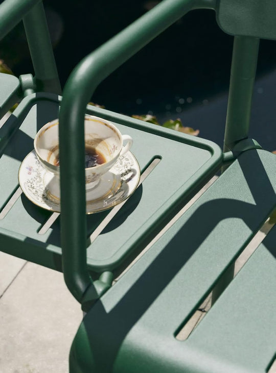 Découvrez la chaise OUTO de TOOU : un design haut de gamme, imperméable et empilable, idéale pour un usage en extérieur.