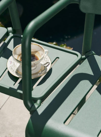 Découvrez la chaise OUTO de TOOU : un design haut de gamme, imperméable et empilable, idéale pour un usage en extérieur.