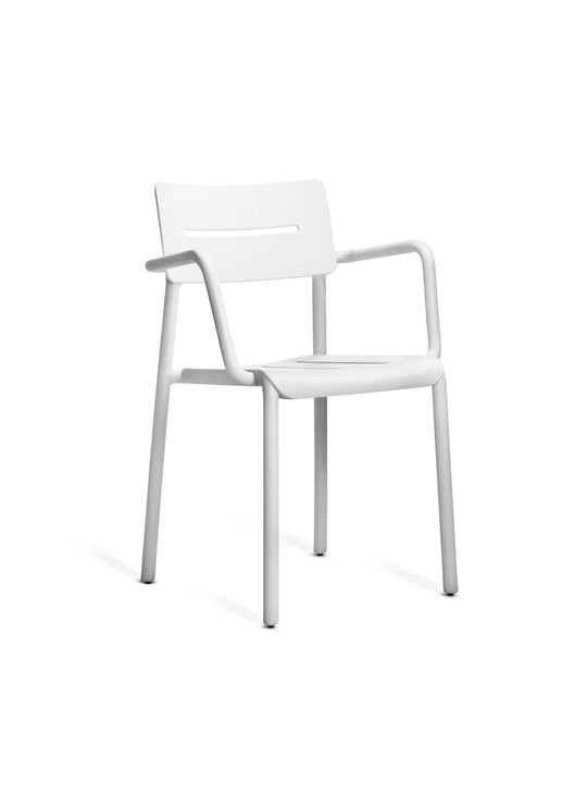 Profitez du confort en plein air avec la chaise OUTO de TOOU : imperméable, empilable et parfaite pour votre terrasse ou jardin. Blanc.