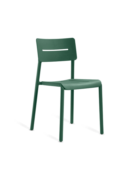 Collection OUTO de TOOU : des chaises et accessoires au design intemporel, adaptés à vos terrasses, jardins et espaces intérieurs. Vert foncé.