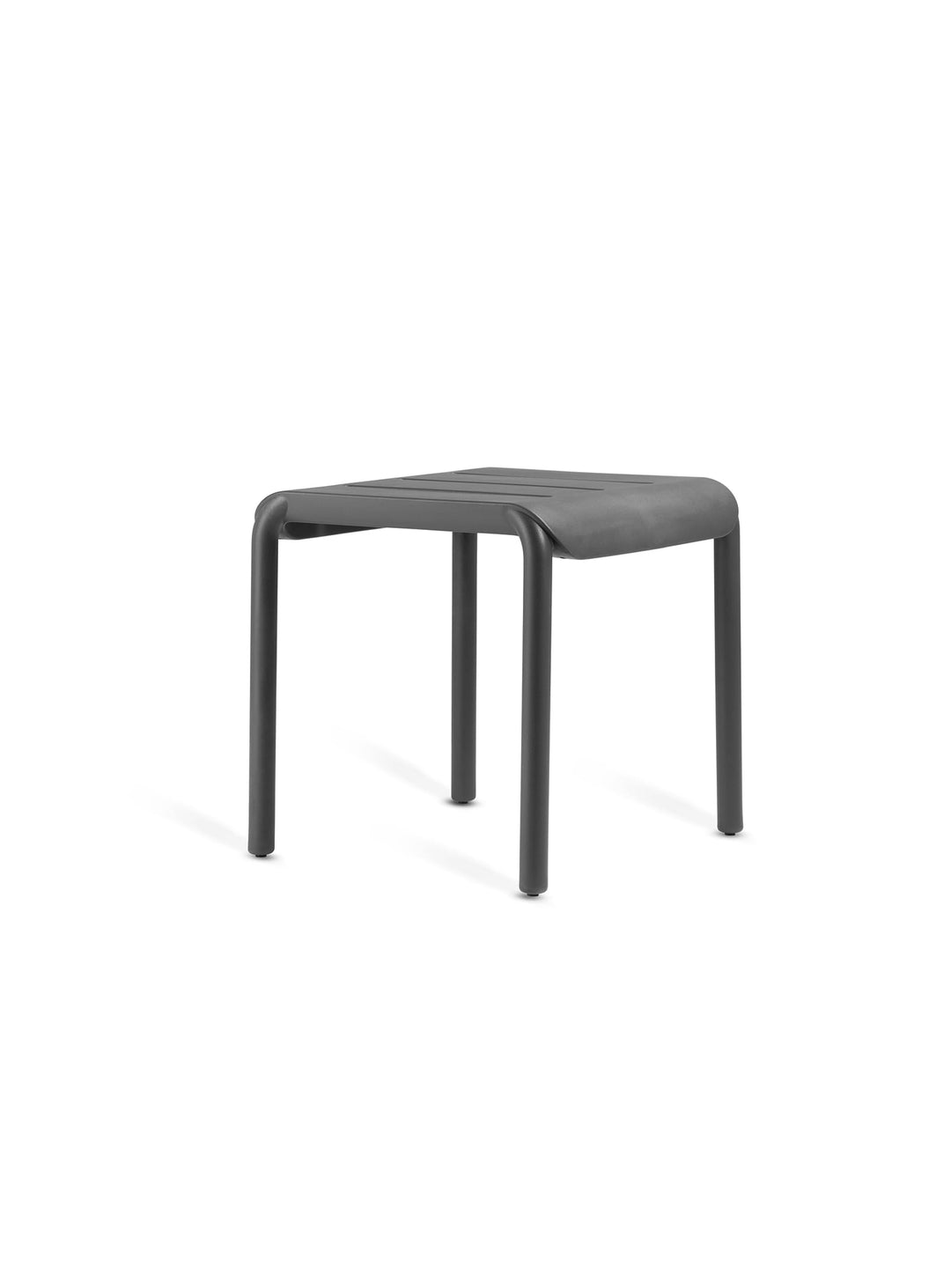 Découvrez la table d’appoint OUTO de TOOU : un design robuste, empilable et résistant aux intempéries, parfait pour vos espaces extérieurs. Noir.