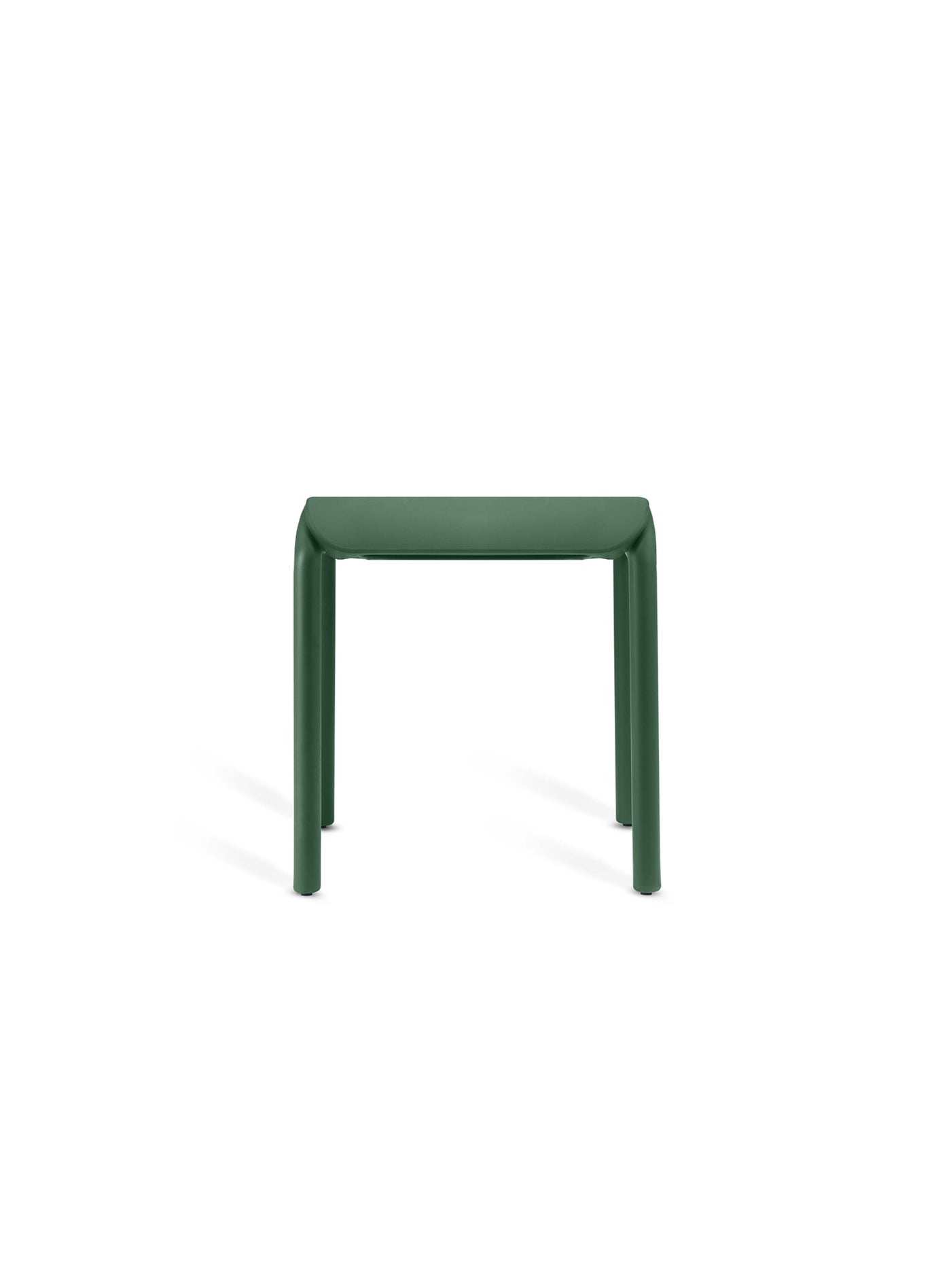 Découvrez la table d’appoint OUTO de TOOU : un mobilier résistant et empilable, parfait pour un usage extérieur durable. Vert foncé.