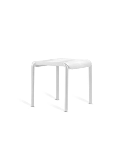 Ajoutez du style à votre terrasse avec la table OUTO de TOOU : résistante aux intempéries, empilable et esthétiquement parfaite. Blanc.