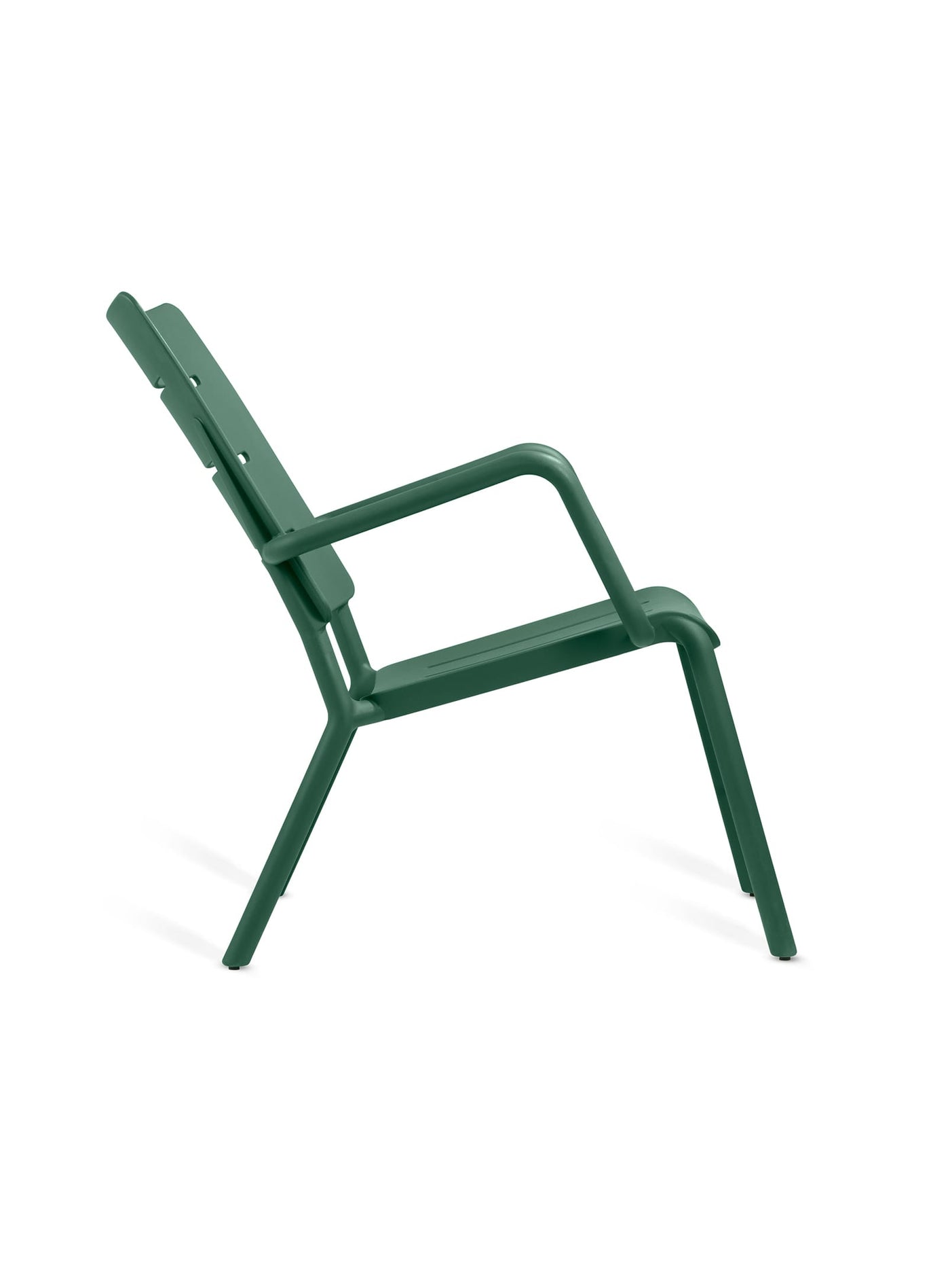 OUTO de TOOU : des chaises et fauteuils modernes, imperméables et conçus pour affronter toutes les conditions climatiques. Vert foncé.