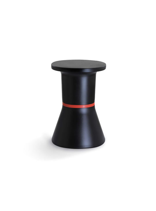 PaHeKo de TOOU : une table d’appoint, tabouret ou porte-sac qui combine design néoclassique et minimalisme contemporain. Pa, noir, rouge.