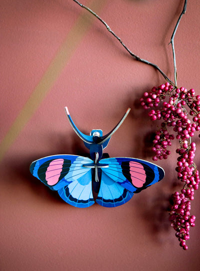 Ajoutez une touche vibrante et naturelle avec le Papillon Paon de Studio Roof, une sculpture 3D écologique et captivante.