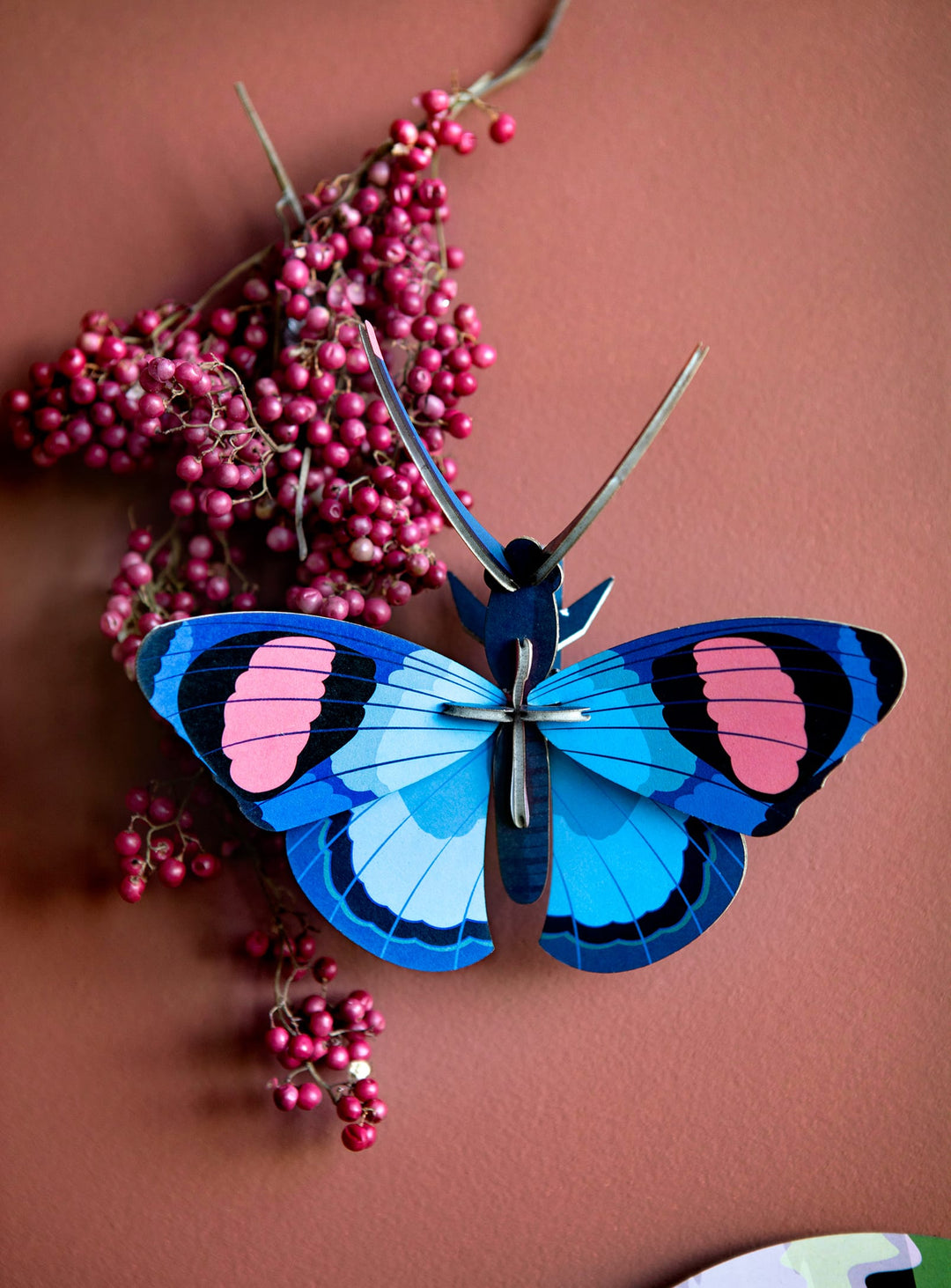 Décorez votre maison avec le Papillon Paon de Studio Roof, un ornement en 3D vibrant et écoresponsable.