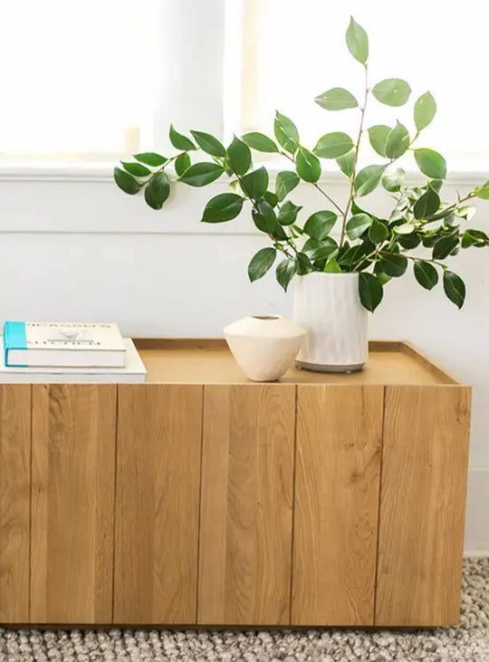 Élégant et polyvalent, le meuble TV Plank en bois naturel s’adapte parfaitement au salon ou à la chambre à coucher.