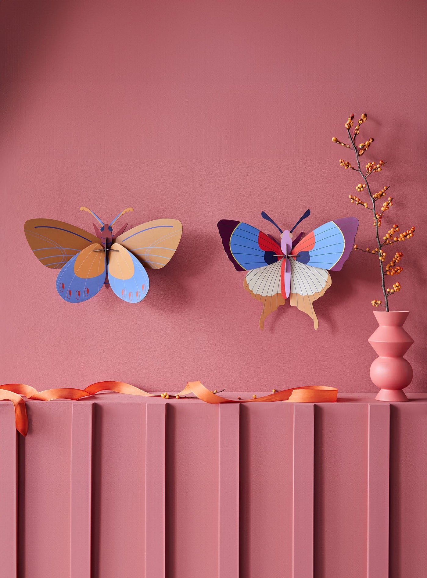 Ajoutez une note poétique avec le Papillon prune 3D de Studio Roof, une pièce en carton recyclé, parfaite pour un intérieur respectueux de l’environnement.