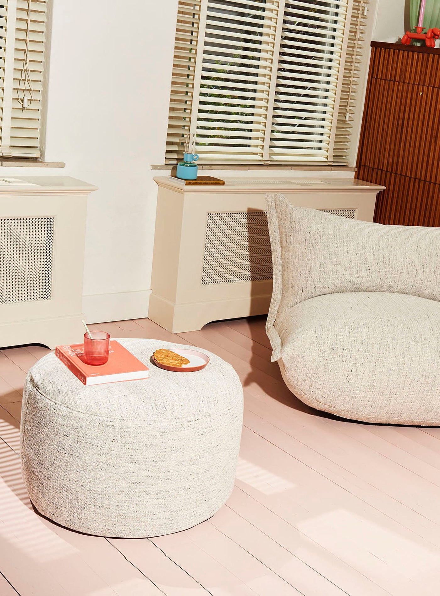 Ajoutez du style à votre intérieur avec le Point Large Mingle de Fatboy : un pouf surdimensionné au tissu bouclé résistant et nonchalant.