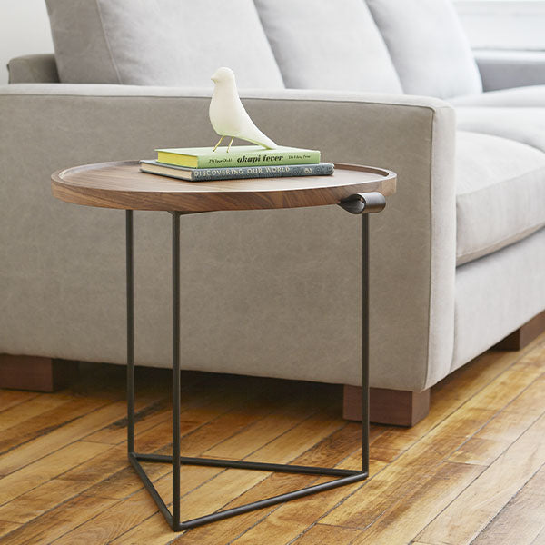 La table à café carrée Porter offre une vaste surface à profil bas avec des éléments raffinés et modernes. Elle présente un plateau en bois plaqué et un bord en bois massif surélevé aux coins arrondis