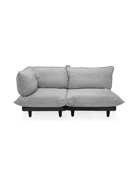 Le sofa Paletti de Fatboy, confort et style en extérieur. Base recyclable, dossier en acier inoxydable et tissu résistant à l’eau. Gris pierre.