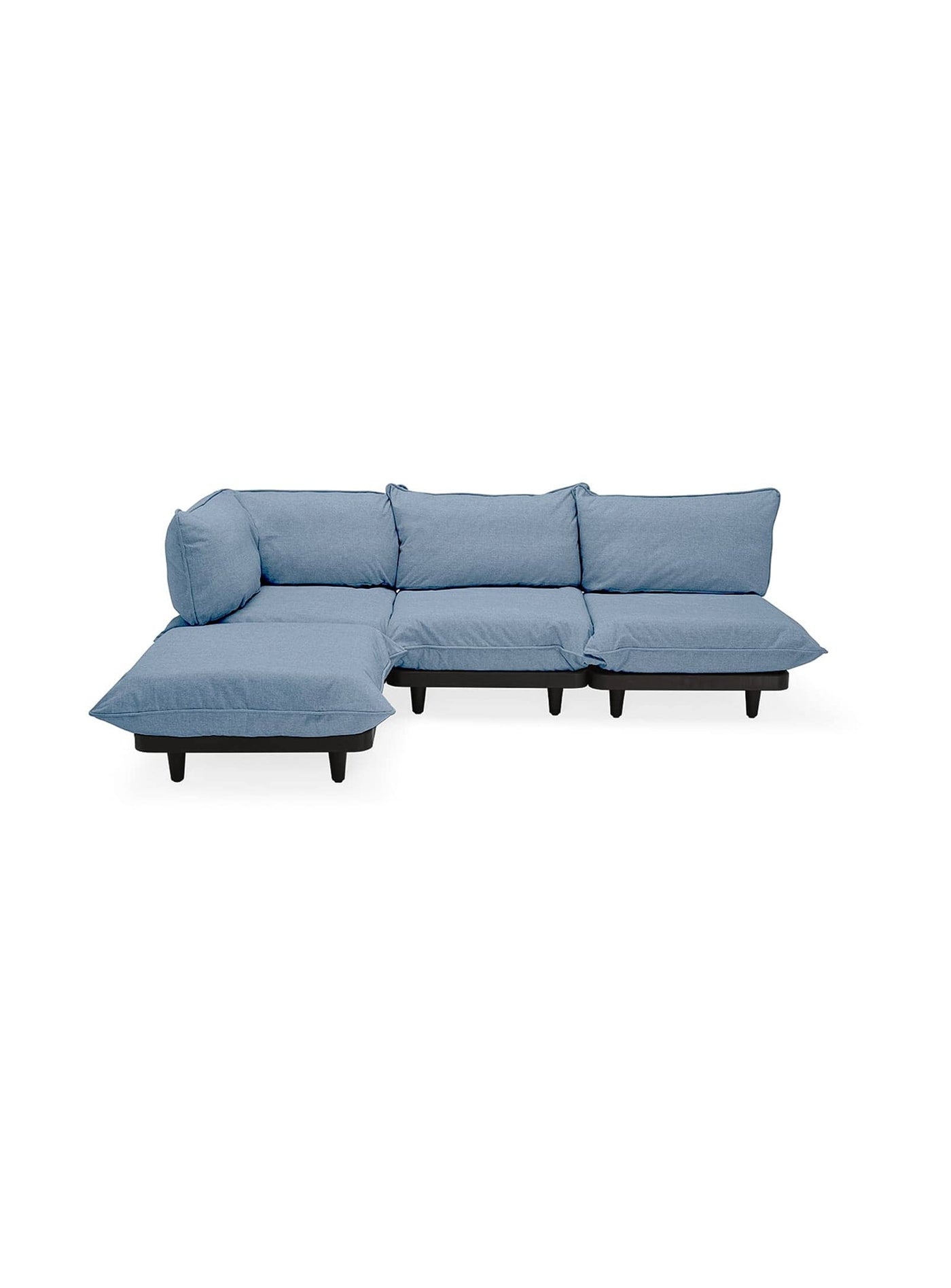 Sofa d’extérieur Paletti de Fatboy : style et confort en un, avec un design inspiré des palettes et un tissu anti-UV et résistant aux intempéries. Bleu orage.