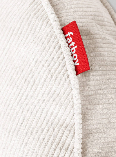 Adoptez le style rétro et durable avec le coussin Cord de Fatboy : fabriqué en matières recyclées, parfait pour une déco consciente. Crème.