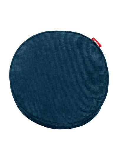 Confort durable avec le coussin Cord de Fatboy : housse en polyester recyclé et rembourrage en polypropylène pour un style respectueux de la planète. Bleu foncé.