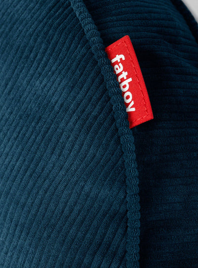 Coussin Fatboy Cord : velours côtelé vintage et rembourrage recyclé, une touche écologique chic et confortable pour votre intérieur. Bleu foncé.