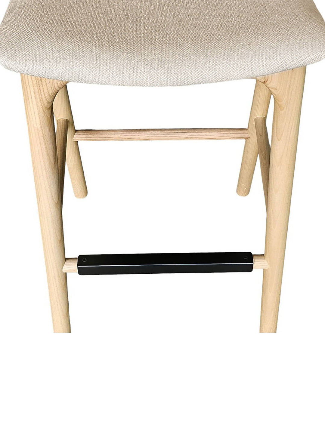 Le tabouret Rotondo combine esthétique naturelle et touches modernes avec son bois de frêne et son repose-pieds en métal. Naturel.