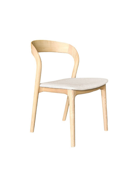 Découvrez la chaise Rotondo : élégance intemporelle, cadre en bois de frêne massif et assise rembourrée en tissu durable. Naturel.