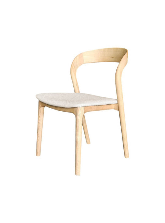 La chaise Rotondo combine design ergonomique et matériaux de qualité pour une salle à manger élégante et accueillante. Naturel.