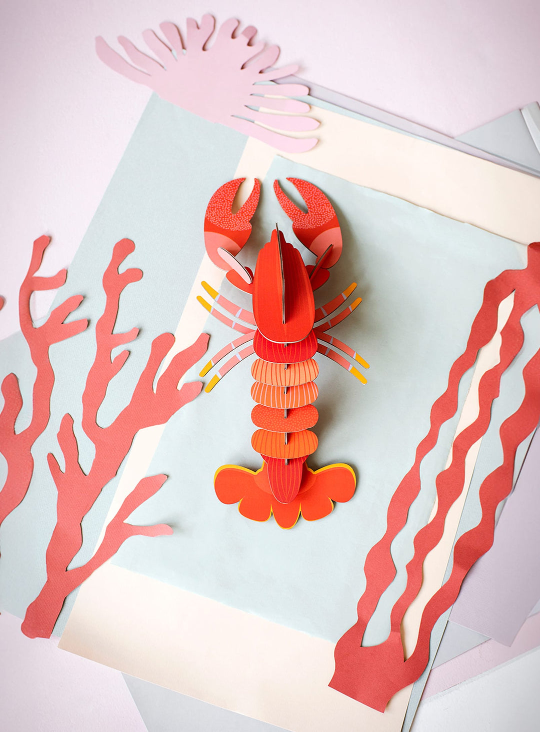 Homard de Studio Roof : une œuvre d’art en 3D en matériaux écologiques, idéale pour les amoureux de la mer et de l’écologie.