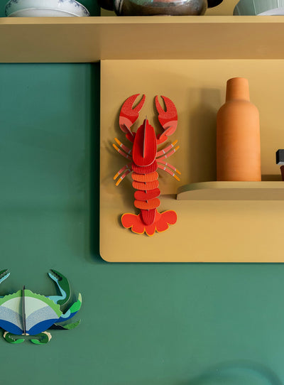 Décorez votre maison avec le Homard 3D de Studio Roof, une sculpture en carton recyclé inspirée des merveilles marines.