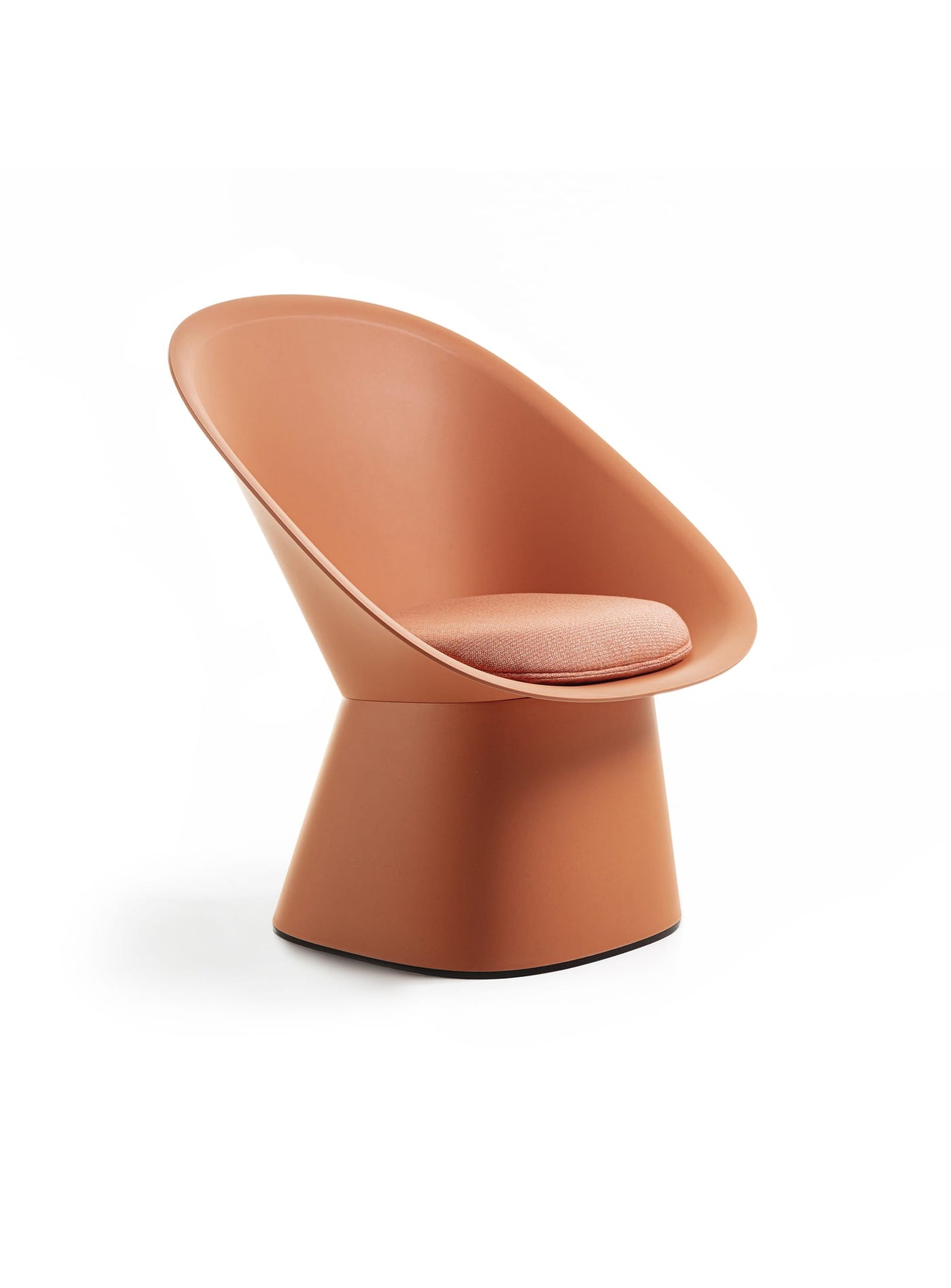 Sensu de TOOU : un mobilier élégant et durable, fabriqué en plastique écologique et inspiré de l’éventail japonais. Corail, coussin.