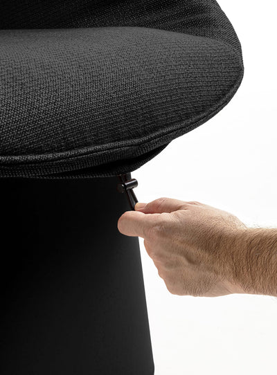 Sensu par TOOU Design : une chaise enveloppante et légère, parfaite pour les environnements modernes et respectueuse de la planète. Anthracite.