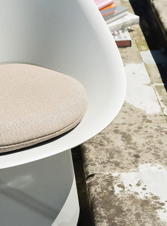 Sensu par TOOU : une chaise longue écologique, avec des options de rembourrage pour un confort et une esthétique personnalisés.