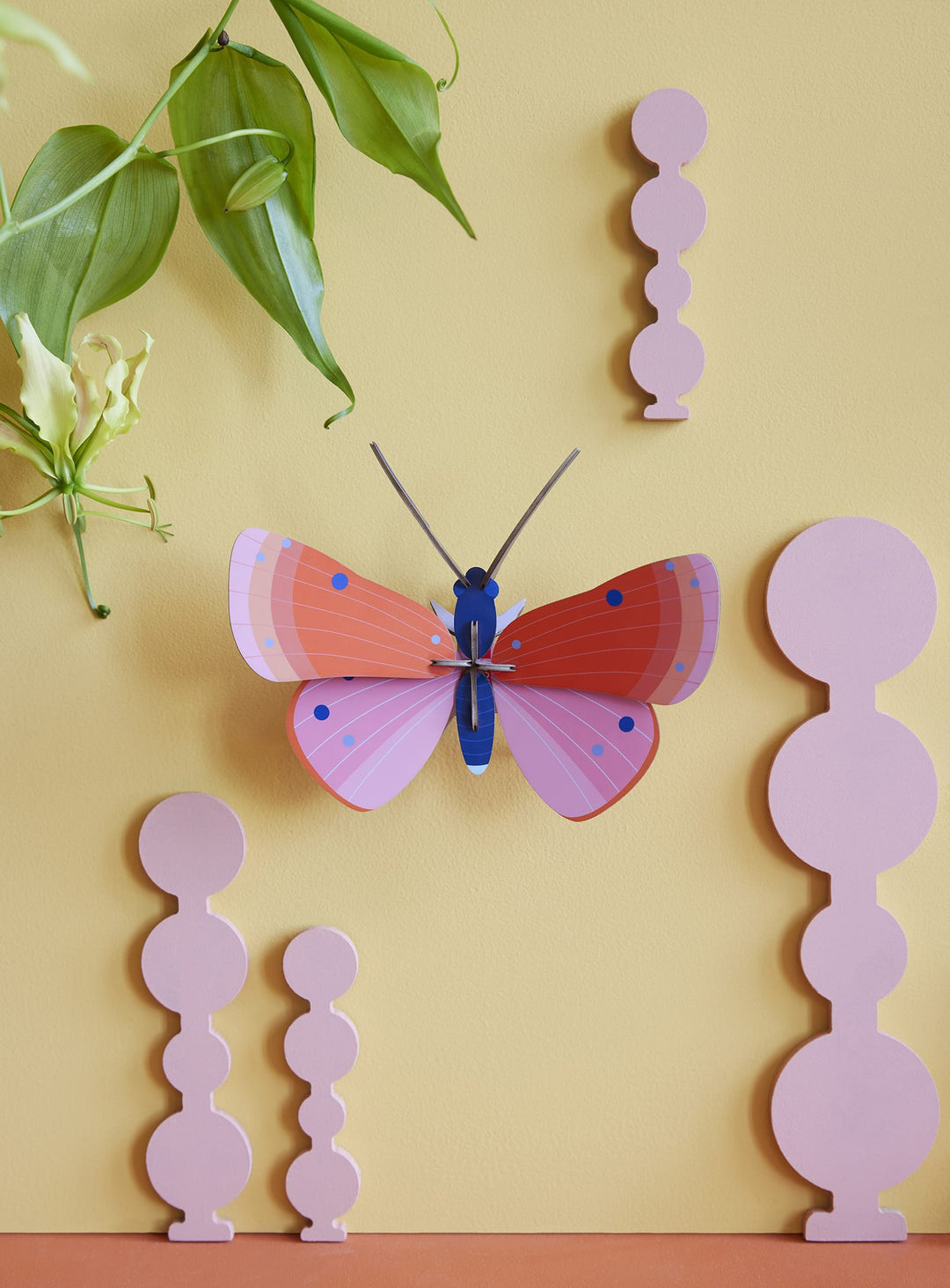 Le Papillon tacheté de Studio Roof : une sculpture murale 3D en carton recyclé, idéale pour un intérieur moderne et écoresponsable.