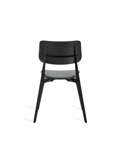 Découvrez la chaise Stellar de TOOU : confort et lignes stellaires réunis dans une chaise à dîner empilable et polyvalente. Noir, gris chaud.