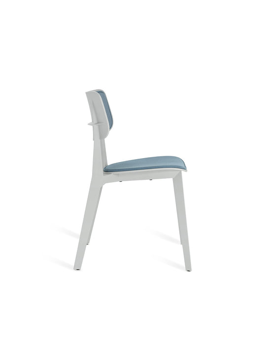 Stellar TOOU : une chaise empilable au design unique, alliant confort ergonomique et lignes géométriques étoilées. Blanc, bleu.