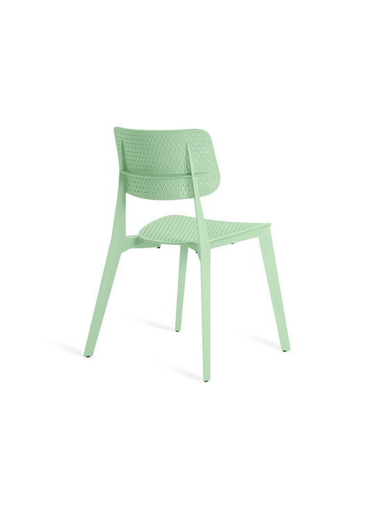 Découvrez Stellar de TOOU : une chaise empilable monobloc, parfaite pour les espaces modernes ou nostalgiques. Vert.