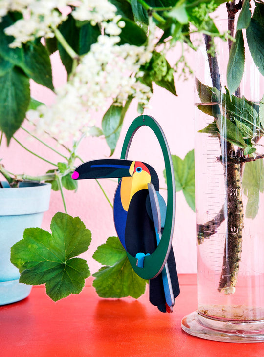 Apportez une touche vibrante à votre décor avec le Toucan 3D de Studio Roof, une pièce artistique en carton recyclé.