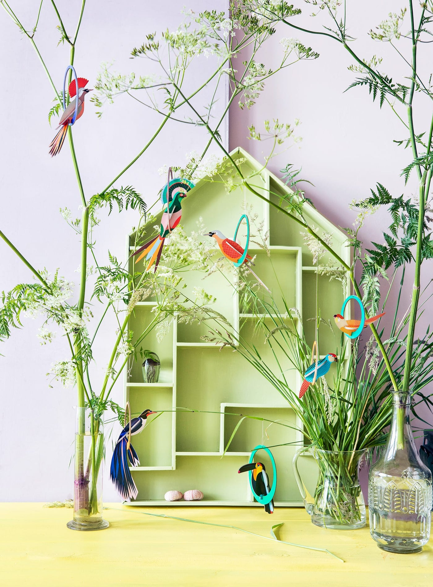 Ajoutez de la couleur à votre maison avec le Toucan 3D de Studio Roof, une décoration écologique et ludique en carton recyclé.