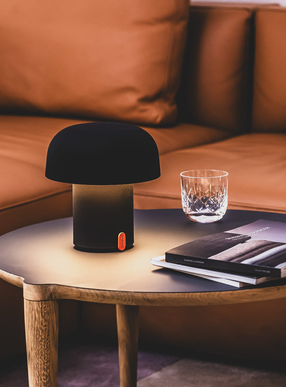 Lampe de table Sensa de Kooduu : lumière ajustable, autonomie de 40 heures et port USB pour une solution esthétique et fonctionnelle.