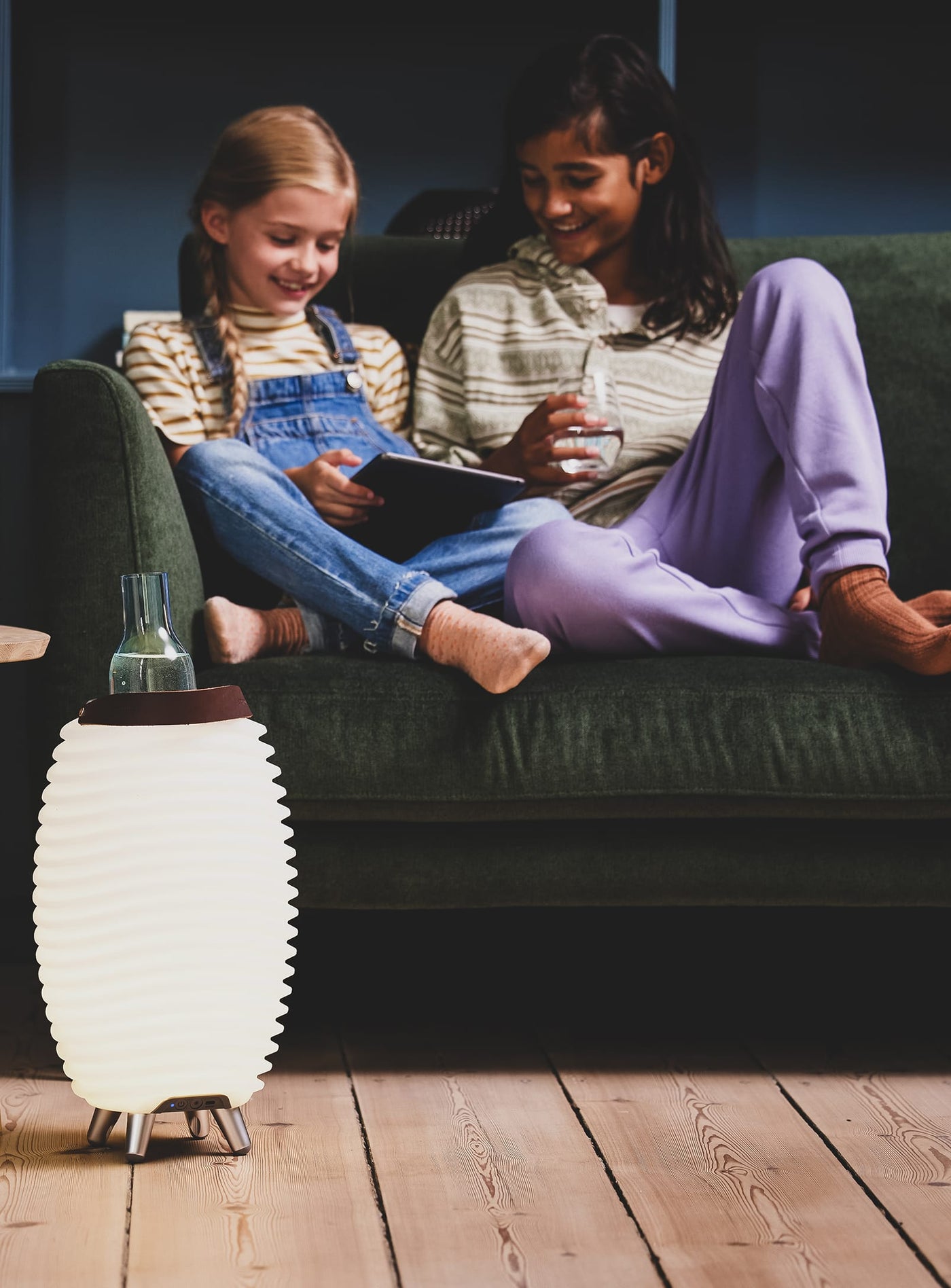 Profitez du Kooduu Synergy : une enceinte Bluetooth design avec lampe LED et refroidisseur intégré pour des soirées réussies.