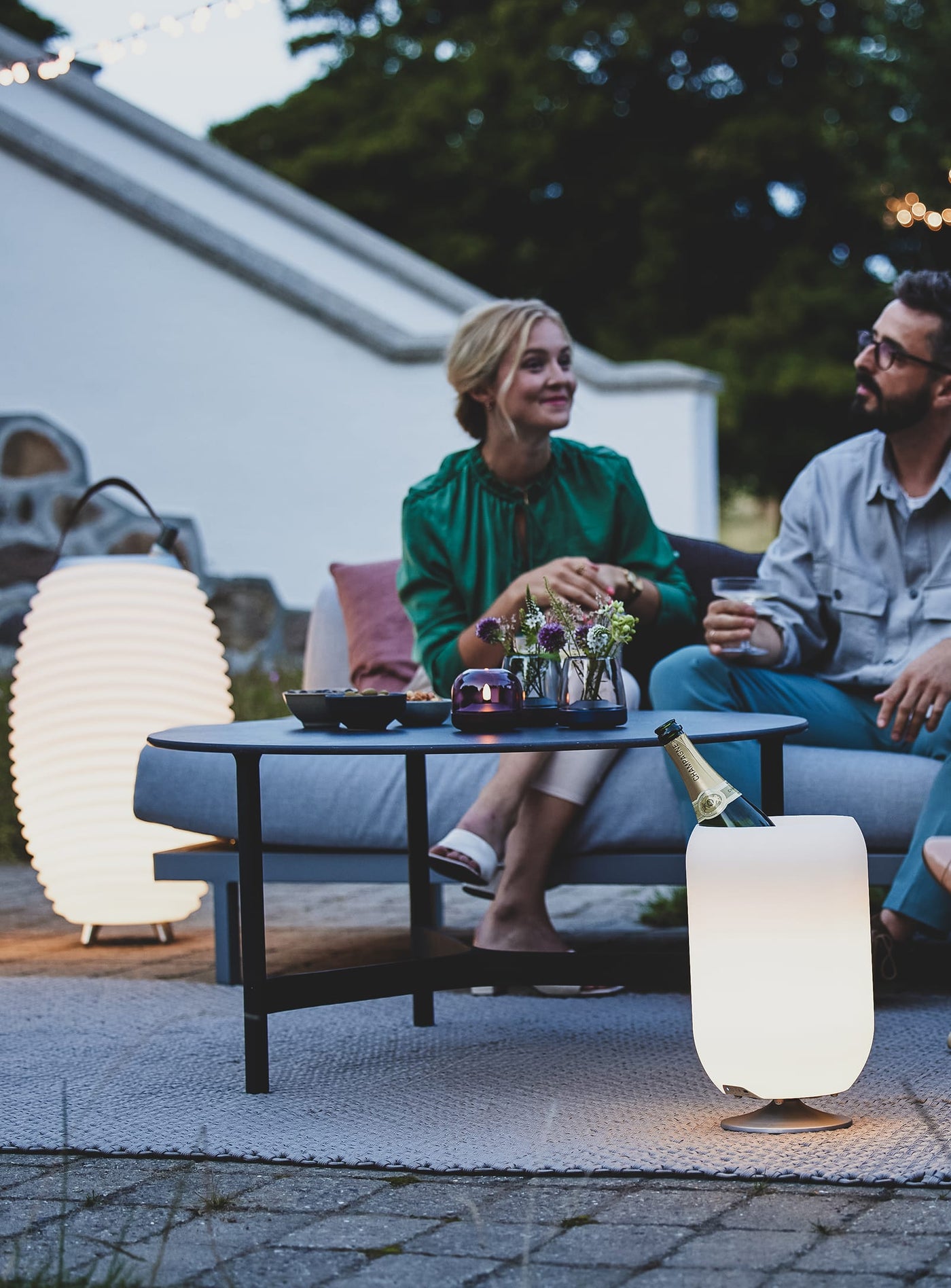 Kooduu Synergy : un appareil multifonction avec lumière LED, enceinte Bluetooth et rafraîchisseur de boissons portable.