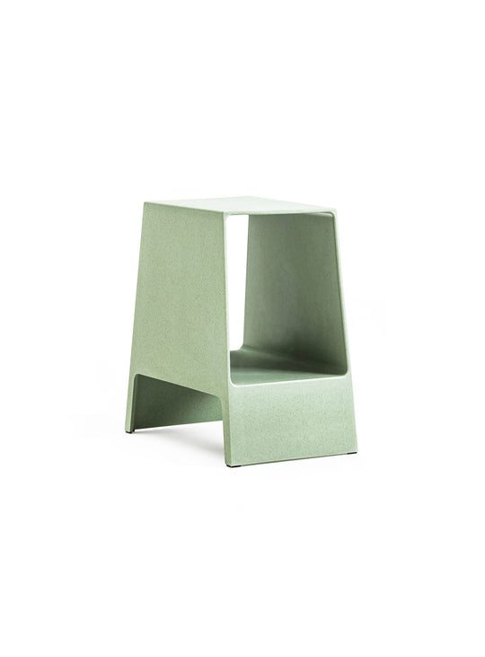 Découvrez la table Tomo de TOOU : un design minimaliste et écologique, parfaite comme table d’appoint ou de chevet. Vert.