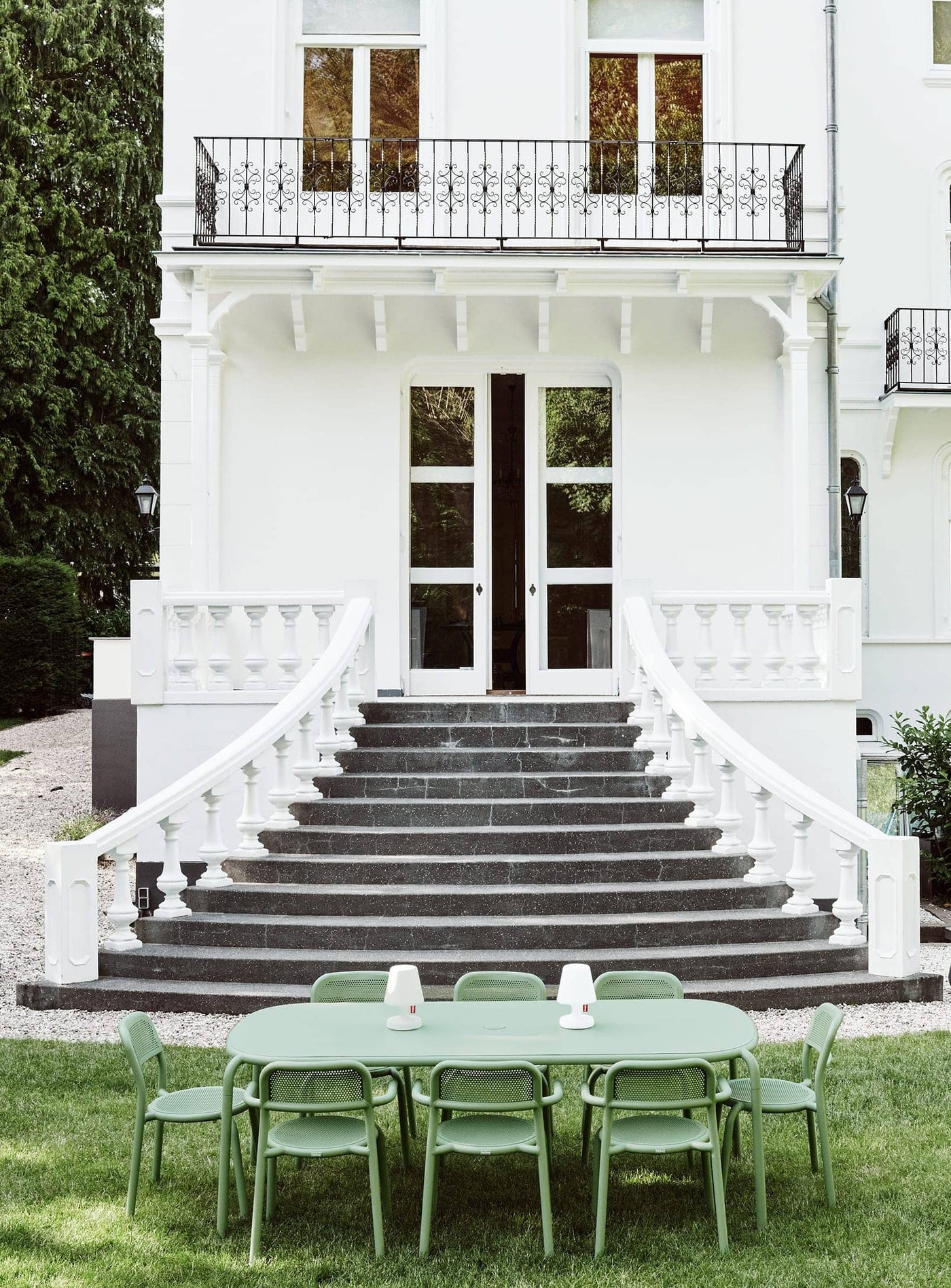 Toní de Fatboy : la chaise de jardin avec bras en aluminium, résistante aux intempéries. Empilable, élégante et durable. Design unique et solide.