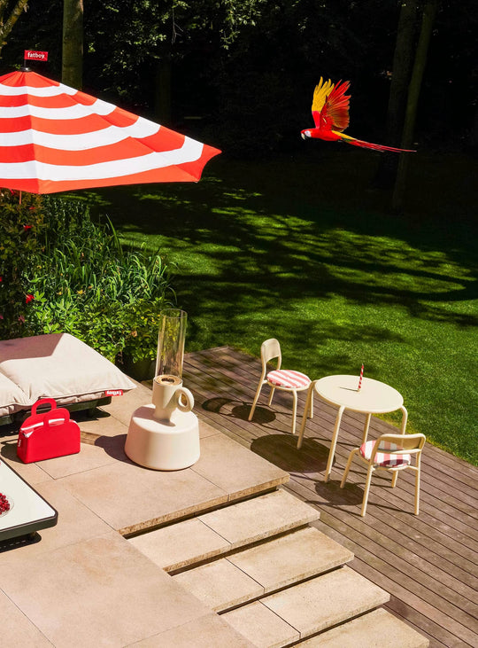 La table Toní Bistreau : élégante et durable, parfaite pour un dîner en terrasse. Aluminium résistant, facile à déplacer et à ajuster.