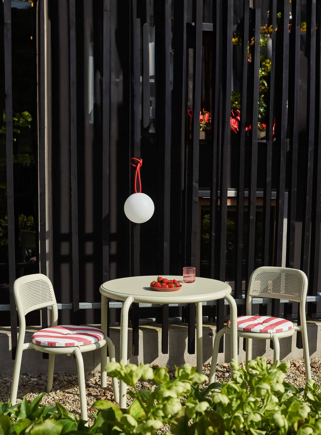 Toní Bistreau de Fatboy : table ronde en aluminium pour jardin, résistante aux intempéries et stable sur tous types de sols. Design moderne et pratique.