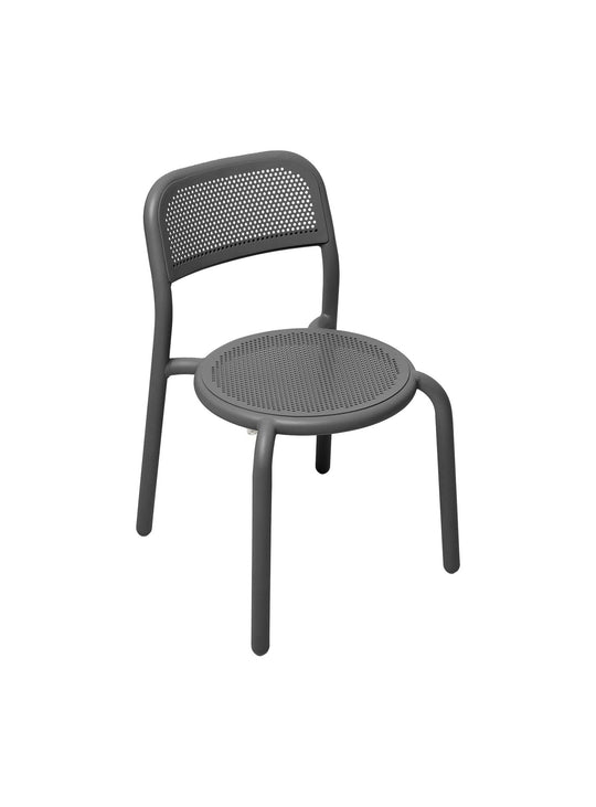 Optez pour la chaise Toní de Fatboy, un design bistrot en aluminium léger, empilable et disponible en couleurs éclatantes. Anthracite.