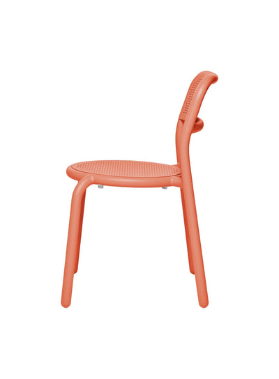 Chaise Toní de Fatboy : aluminium léger, style bistrot revisité, empilable jusqu'à 4 chaises. Confort et design pour votre extérieur. Tangerine.