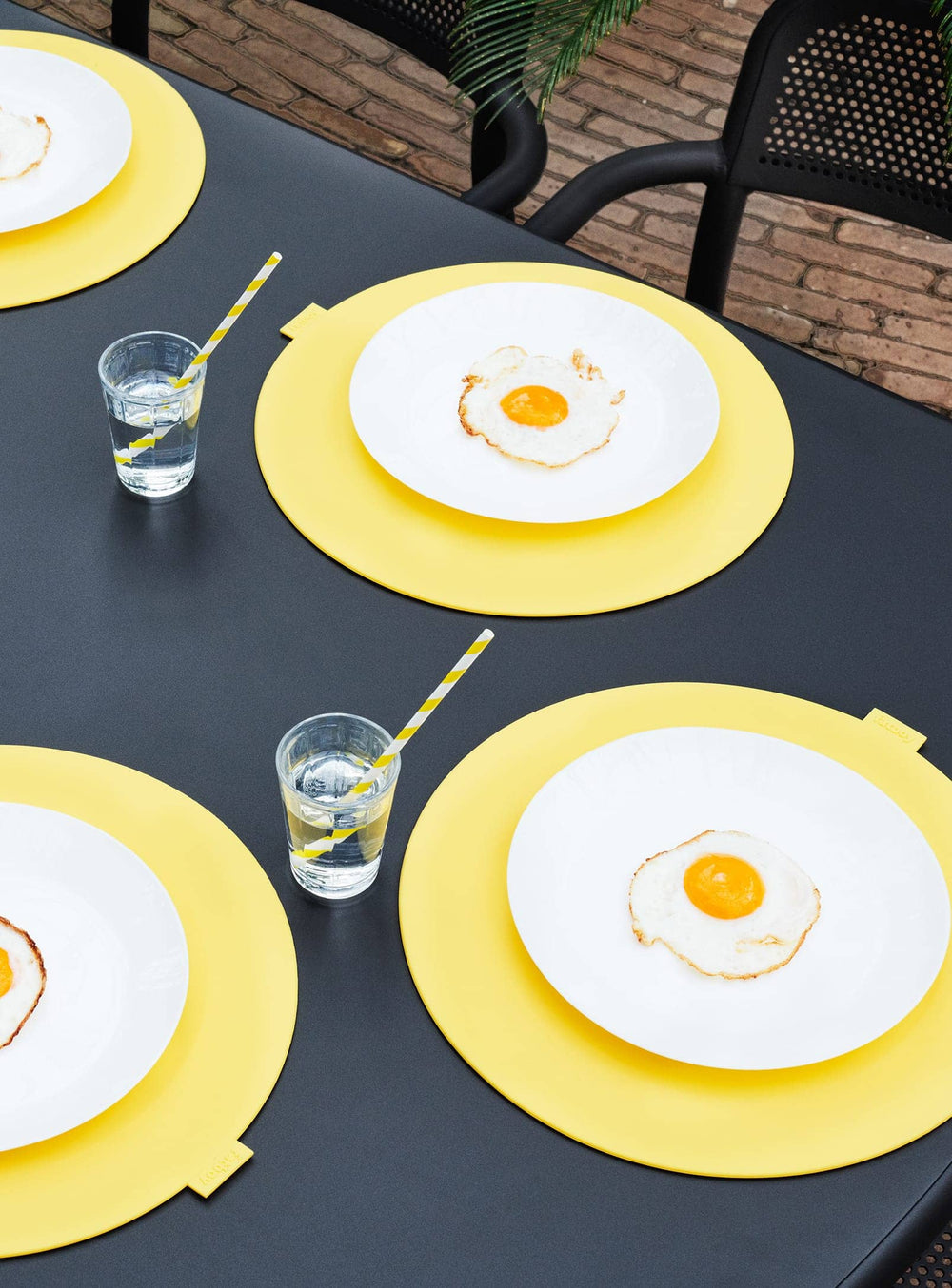 Organisez des dîners en plein air avec la table Toní Tablo de Fatboy, spacieuse et résistante, parfaite pour une ambiance conviviale en extérieur.