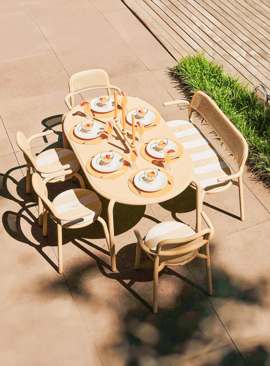 La table d’extérieur Toní Tavolo de Fatboy : élégante et spacieuse, parfaite pour partager des moments conviviaux à six, été comme hiver.